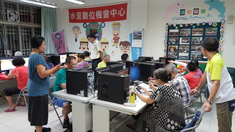 學員認真挑選照片進行編輯