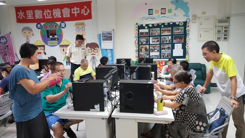 上課進行中，講師與學員互動良好