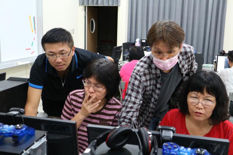 課程進行中，講師不斷的從旁協助投影片的製作