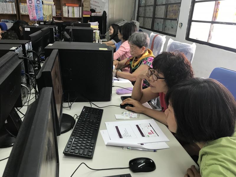 學員認真的為自己的悠遊卡設計封面