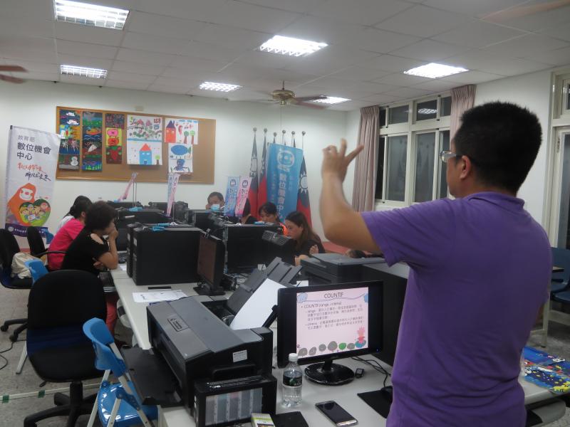 老師說明上課內容，隨時遇到問題都可以問