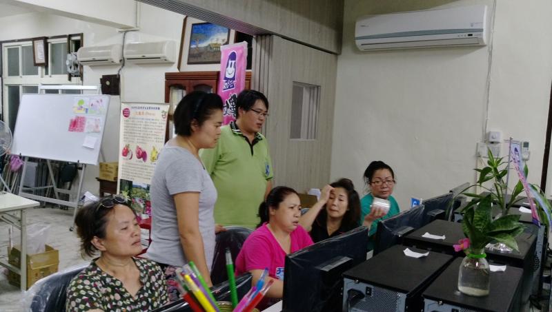 老師講解技巧、和學員們討論