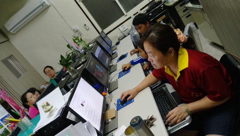 學員們討論、自行操作搜尋資源