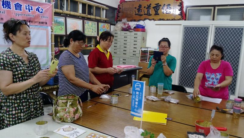 老師講解步驟 、學員運用手機拍攝