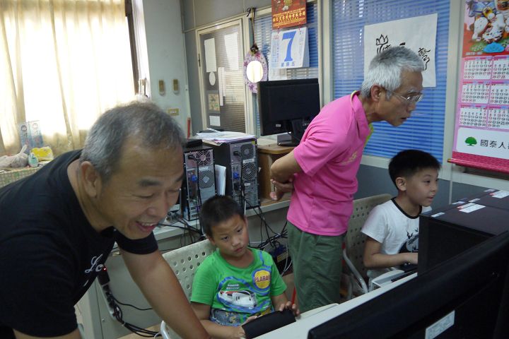 小朋友能很快就進入網路平台編輯相片。