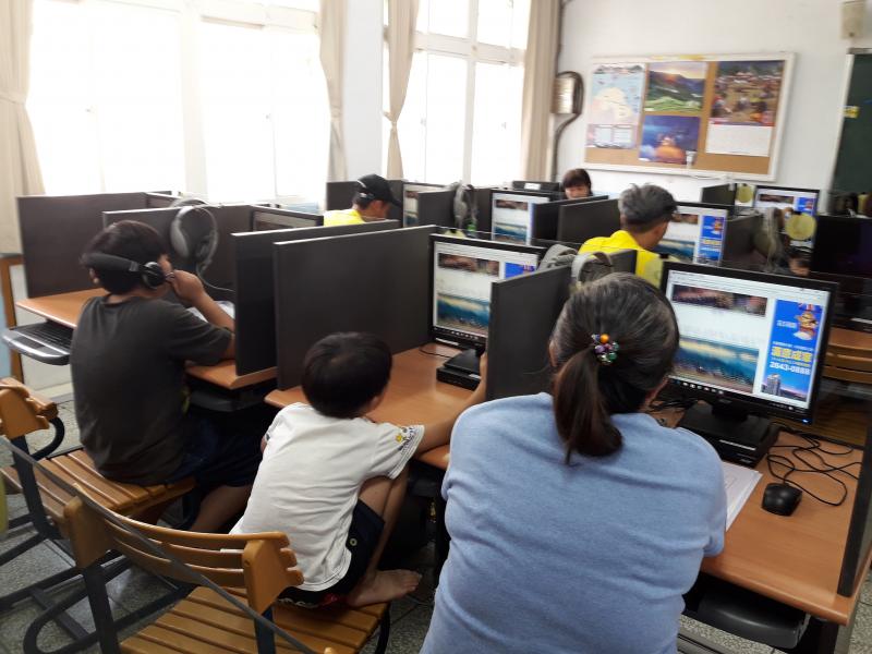 課程主題是影片製作，教大家如何使用電腦軟 體製作影片，如何在影片中放置聲音，