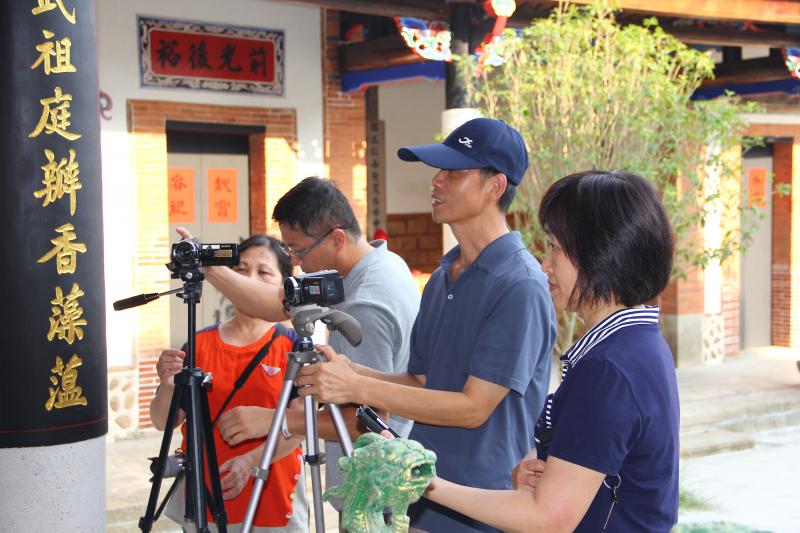 學員與講師正在進行採訪。