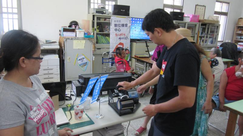 講師和學員互動製作馬克杯