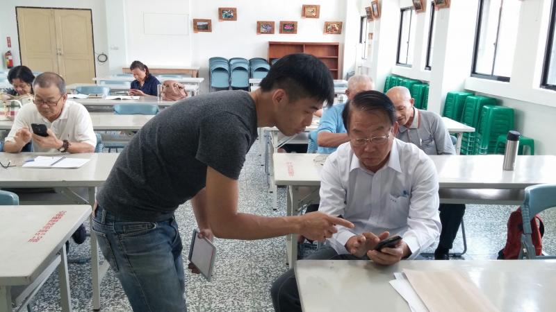 一對一協助學員解決問題