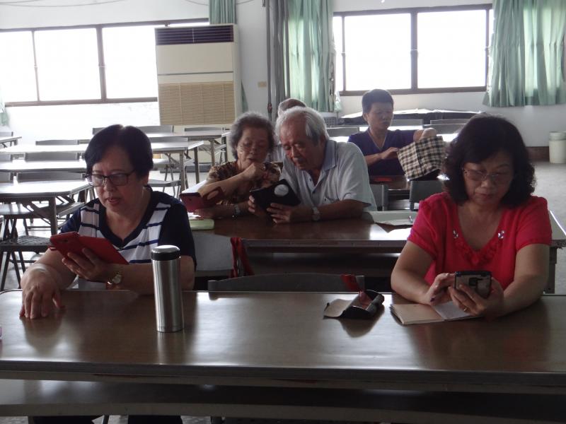 講師授課中，網路影音介紹與使用  。