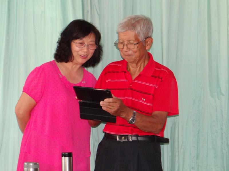 已經會操作的學員，一旁指導同學中。