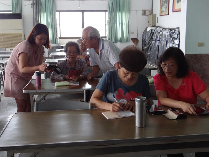 講師講解衛福部健康教材-健康手冊。