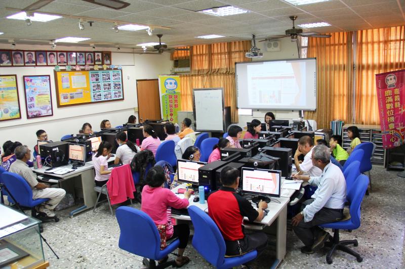 講師介紹簡報構思分鏡,設計,母片修改,顏色規劃