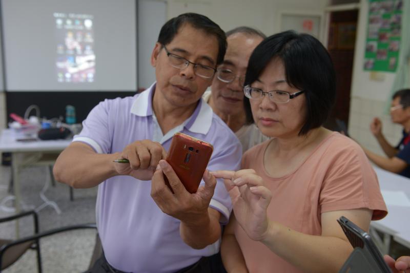 朋友互相觀摩學習,再退休之路上和志同道合的好朋友一起學習!真好!