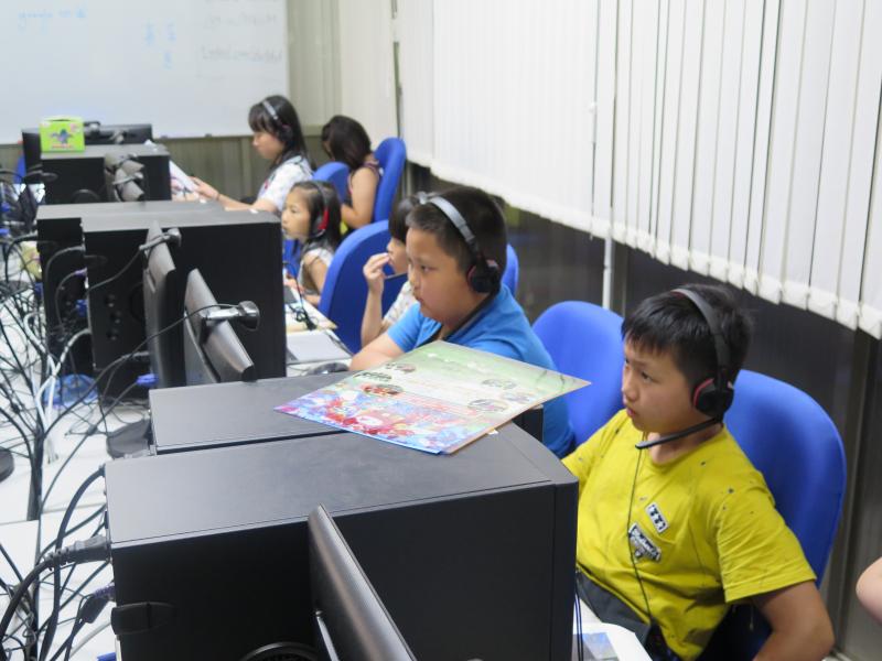 學童認真上課中