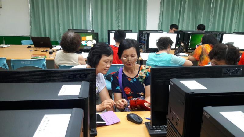 學員互相協助操作