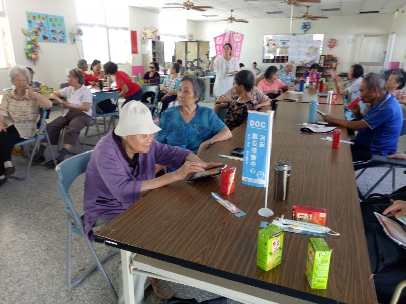 學員互相討論學習