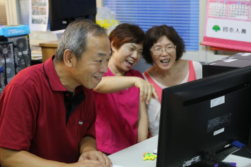 學員們在電腦前開心地歡笑交流