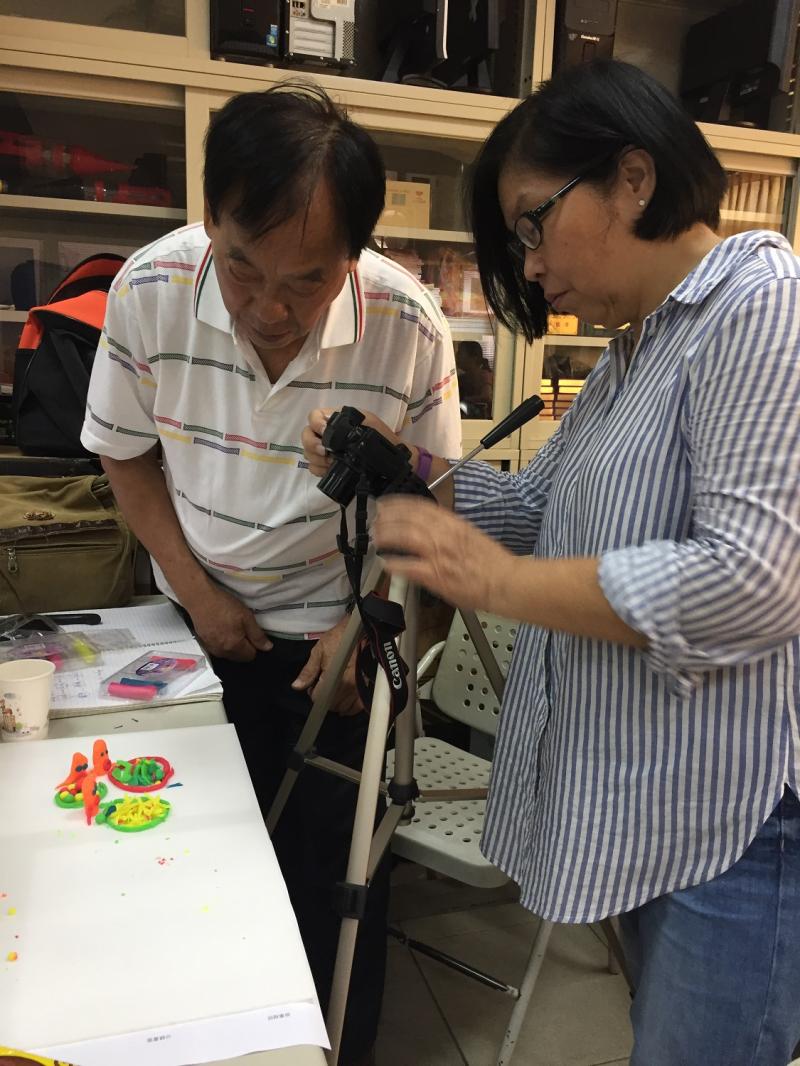 夫婦檔的學員一起架設相機拍攝