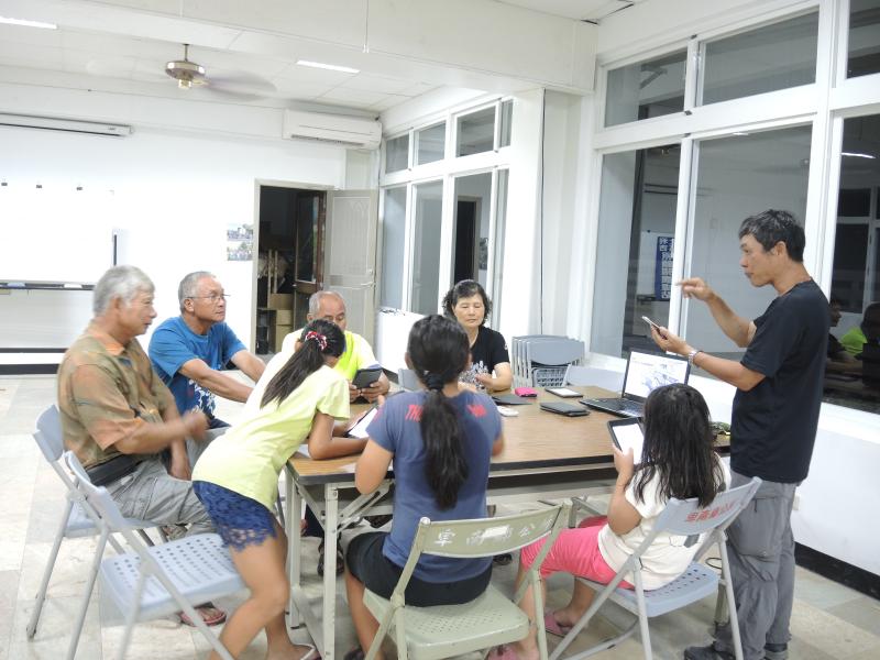 講師在台上講解如何下載免費軟體APP~長輩們非常認真聽課