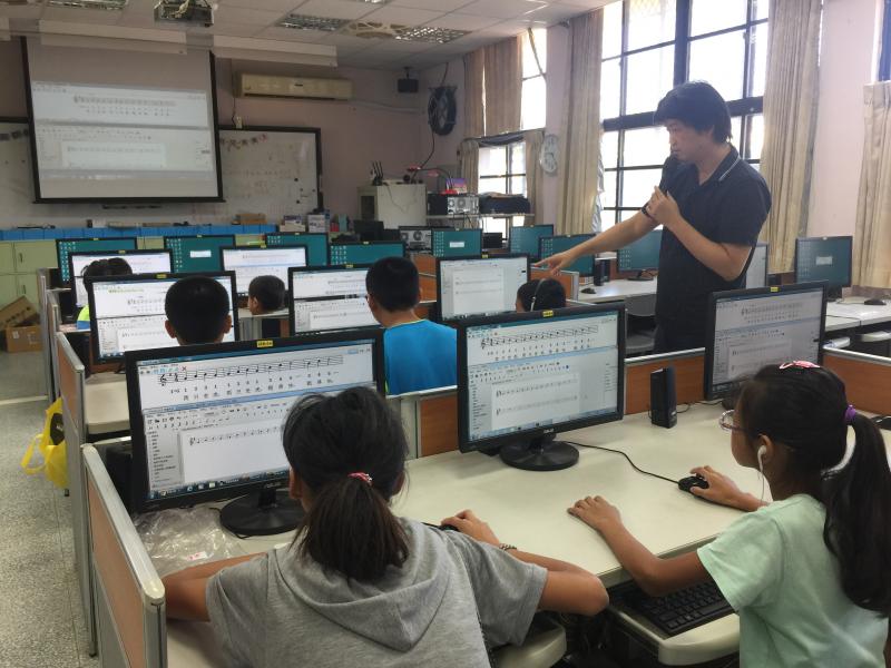 老師指導學員打開音樂編輯軟體，練習編「妹妹背著洋娃娃」插入文字→點歌詞→右邊工作列修改顏色，作好後存檔。