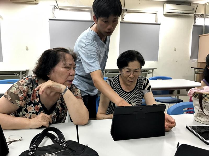 老師指導學員操作