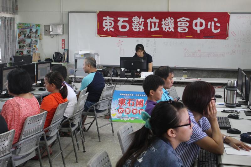 老師示範教學如何操作