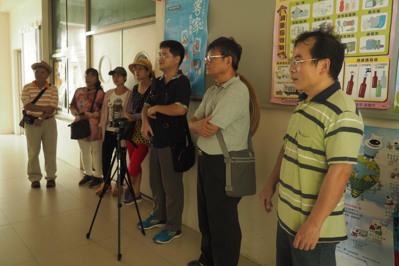 老師帶領苑裡DOC學員們去山腳國小外拍，還帶小型螢幕為大家介紹攝影的技巧、方法，透過螢幕上的圖片了解拍照技巧，以及從不同角度拍攝的畫面，每個人就有不同的感受