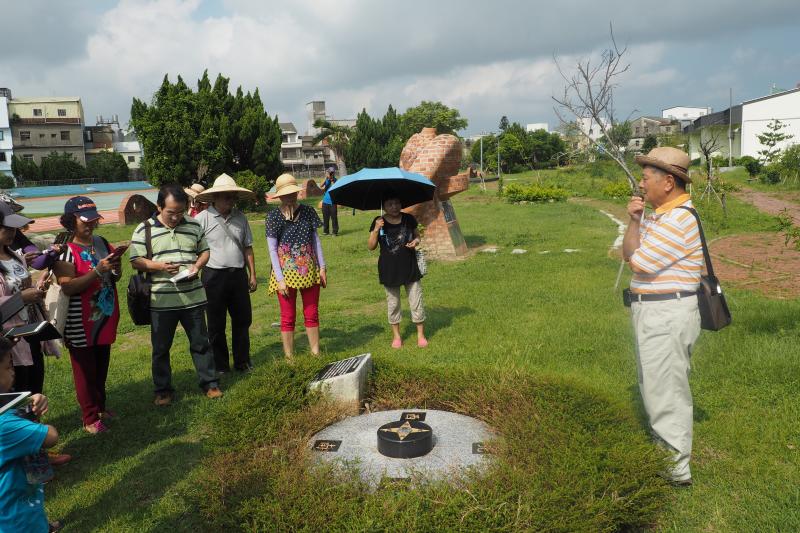 學員陳正勝先生，也是山腳社區的導覽員，為學員們介紹了山腳國小和山腳日治宿舍的歷史