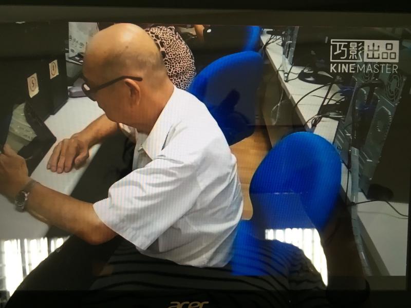 阿伯    認真學習的模樣。