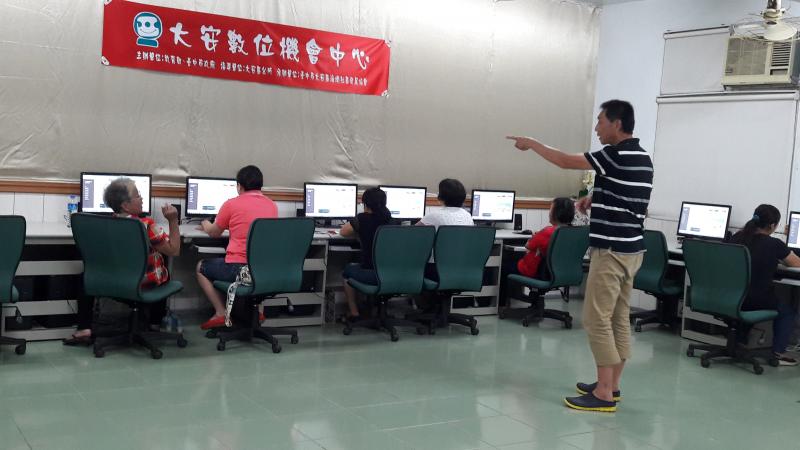 老師課堂解說如何操作照片設計軟體及APP