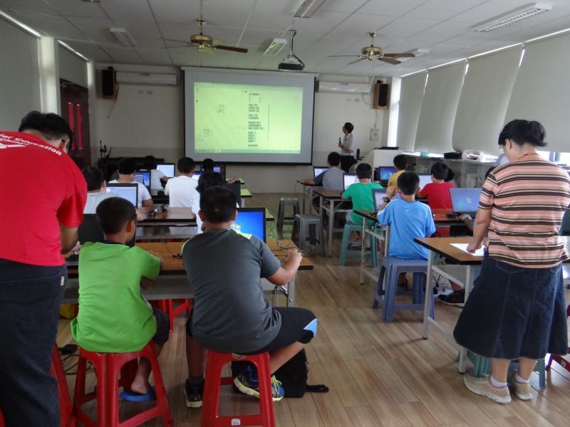 程式設計scratch入門班課程開始，學員認真聽課中。