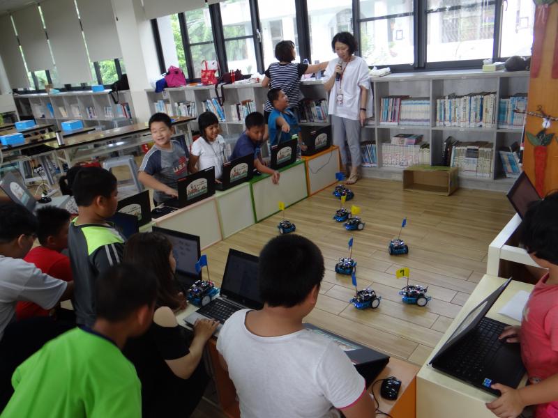 每位學員認真的比賽並用筆電控制機器車。