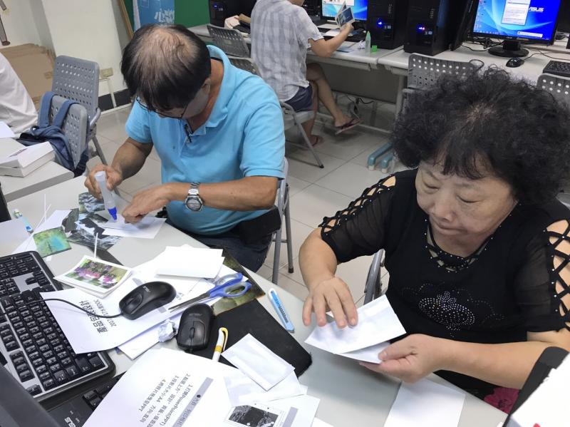 學員認真剪貼相冊內頁，想製作屬於自己的設計