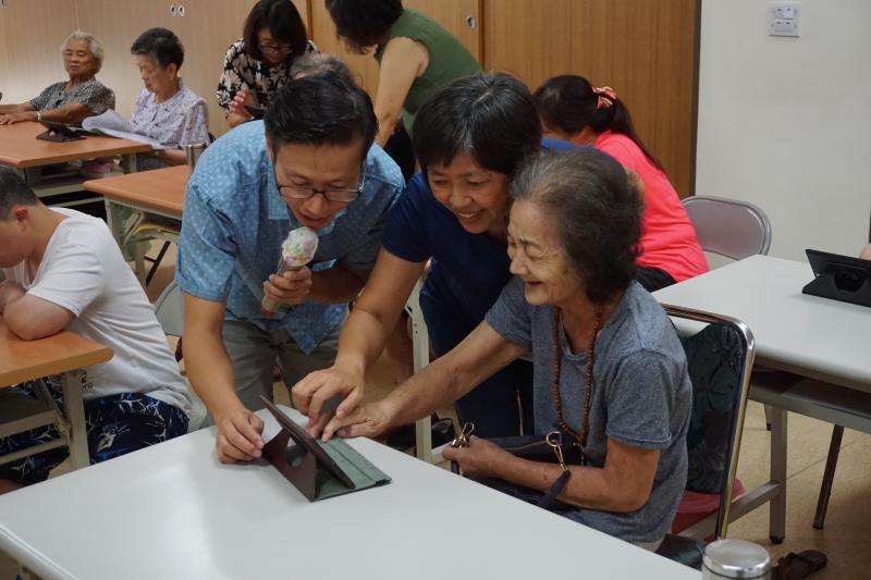 學員互相討論