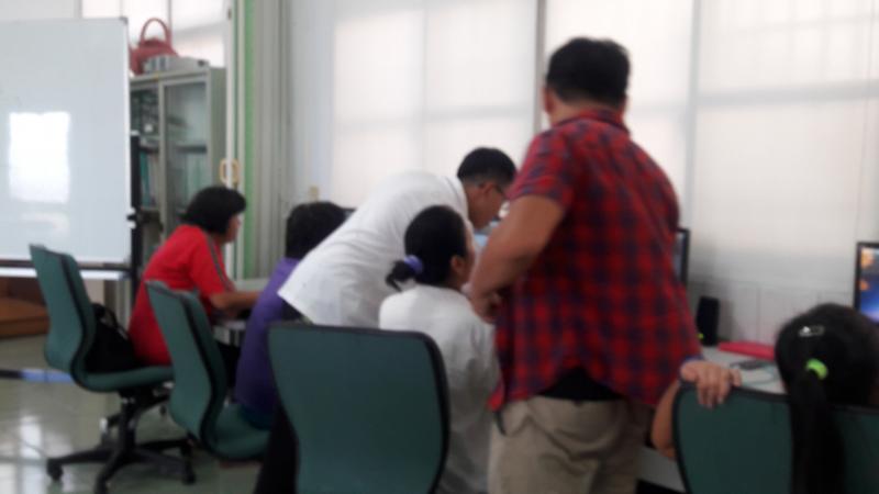 老師與學員討論修圖軟體