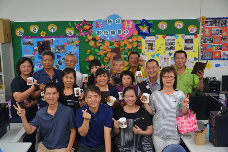 參與生活平板大揭密的內立社區學員與講師開心合影