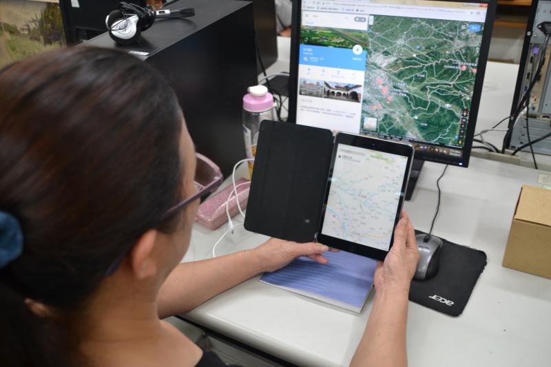 學員正比較手機與平板的差異性