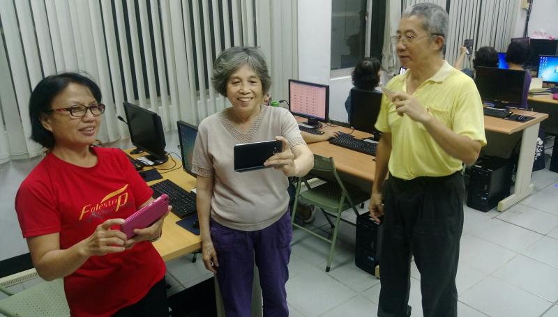 學員認真實際操作