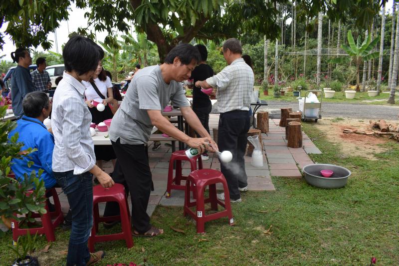 藝起桃醉藝術牆面DIY-影音紀錄前置作業，學員們拌水泥灌模中。