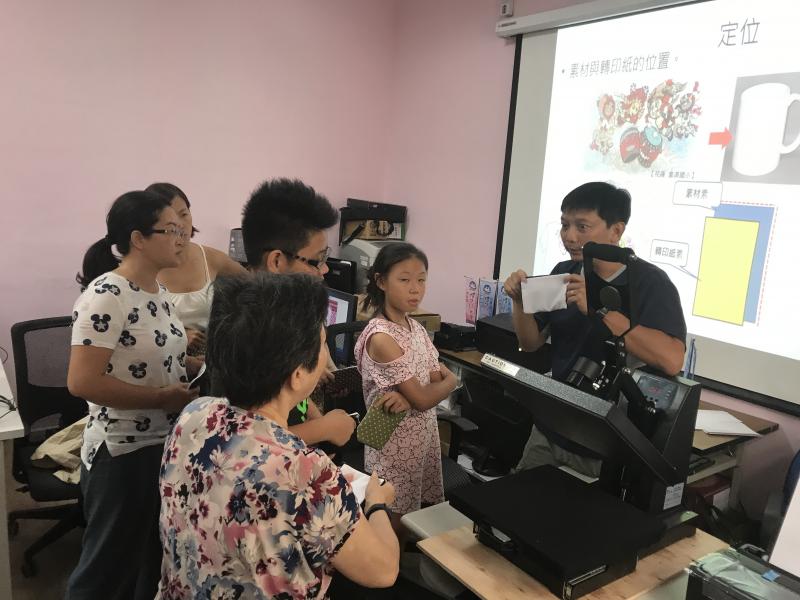 講師與學員上課畫面