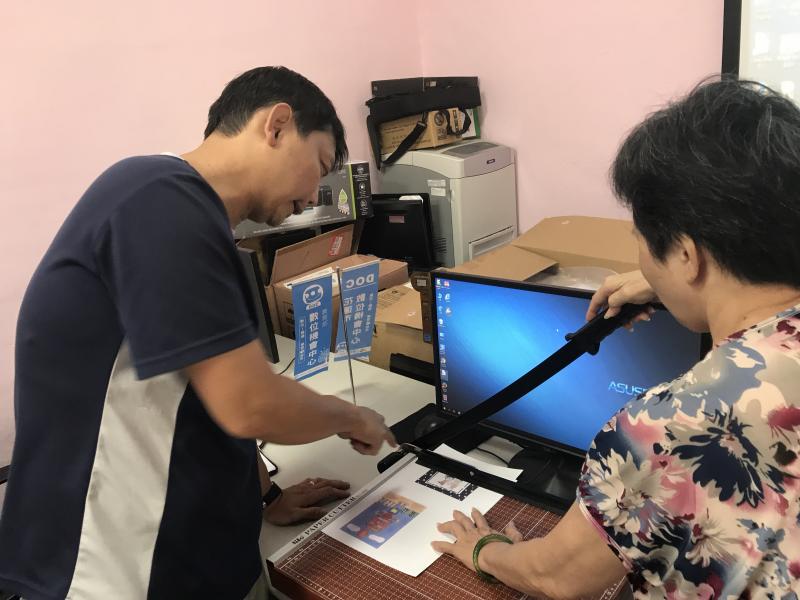 學員操作裁切機。