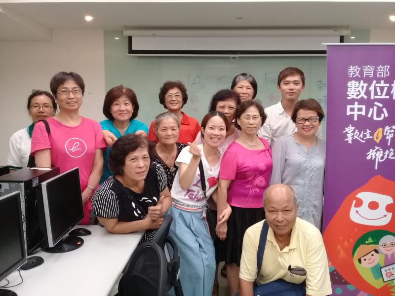 學員群聚在一起拍合照