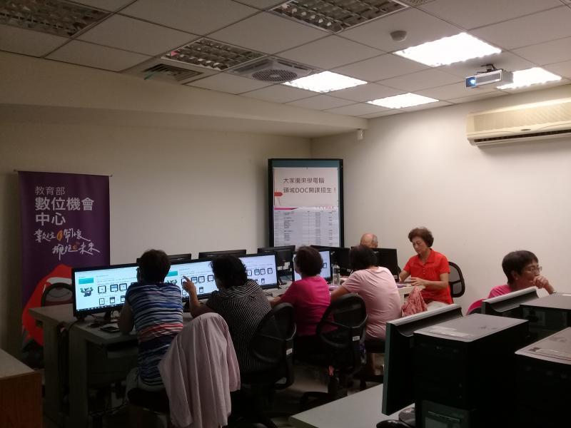 講師認真講解課程