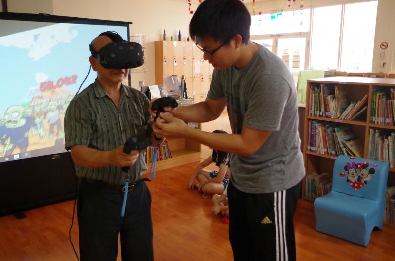 VR初體驗，  美麗新世界。  水果切切切，