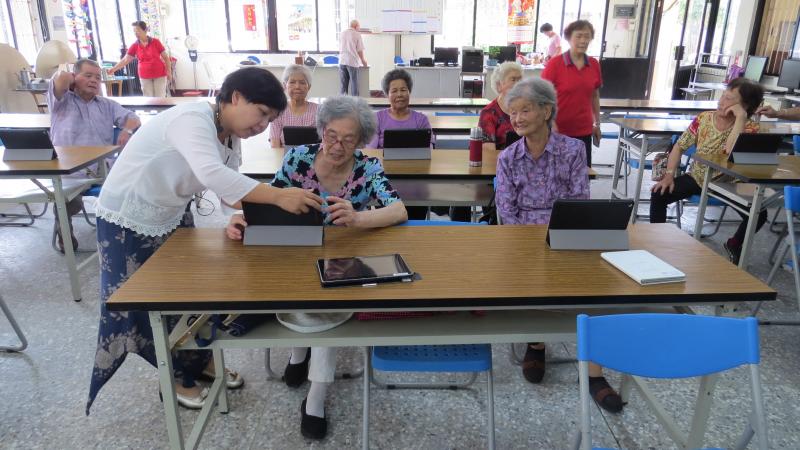 體驗對老人家非常合適的拉筋軟身操