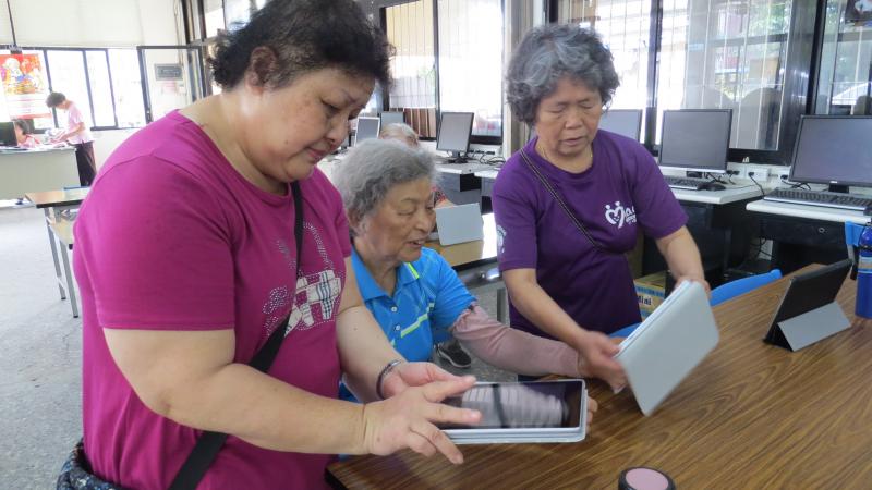 教學腳步必須放得非常非常緩慢 幸好一些<年輕>的志工媽媽 會幫著老師指導老人家