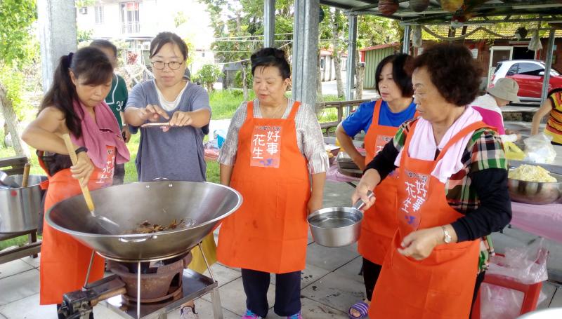 針對社區長輩中午用餐給予志工指導，每天長輩最期待中午用餐，來到社區和三五好友閒家話常
