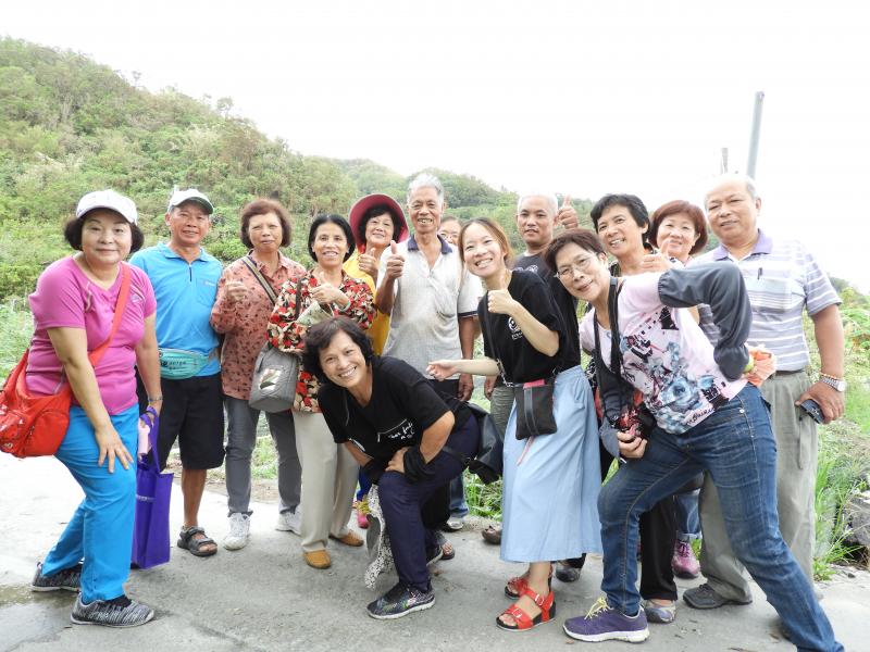 學員在戶外拍攝大合照