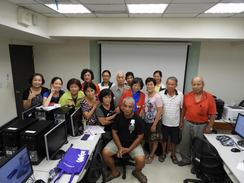 在課程結束後，學員圍坐在教室前拍合照